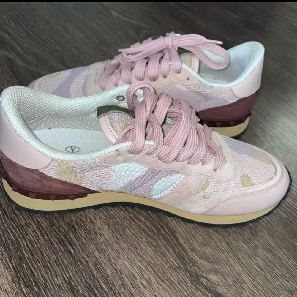 Valentino Garavani Rockrunner Camouflage/Pink Lace Up Sneaker Rockstud 37 1/2